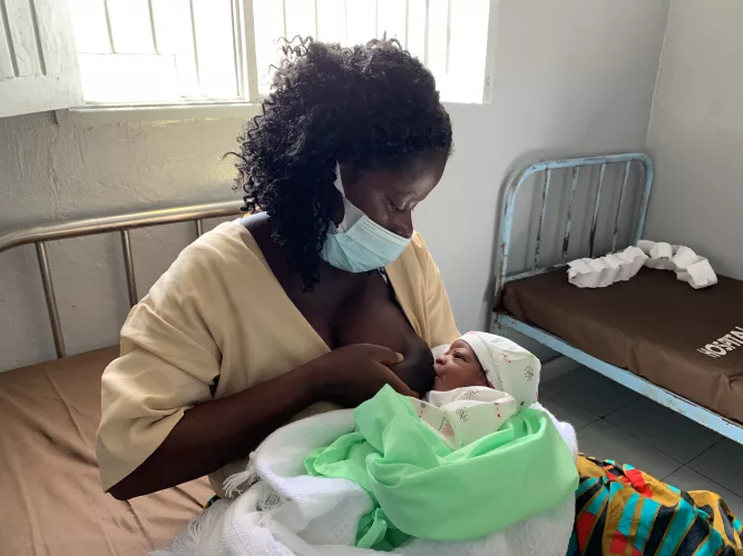 &ldquo;Quando recebi o meu beb&eacute;, renovei o compromisso de amamenta-lo de forma exclusiva at&eacute; aos 6 meses, o mesmo que fiz com o meu primeiro filho que foi amamentado at&eacute; aos 2 anos e 2 meses,&rdquo; contou Cristina Manuel Sandulo, uma m&atilde;e de 25 anos com fortes conhecimentos sobre os benef&iacute;cios do aleitamento materno exclusivo na sua sa&uacute;de e do seu beb&eacute;, e que faz quest&atilde;o de transmitir este conhecimento e experi&ecirc;ncia aos membros da sua comunidade. 