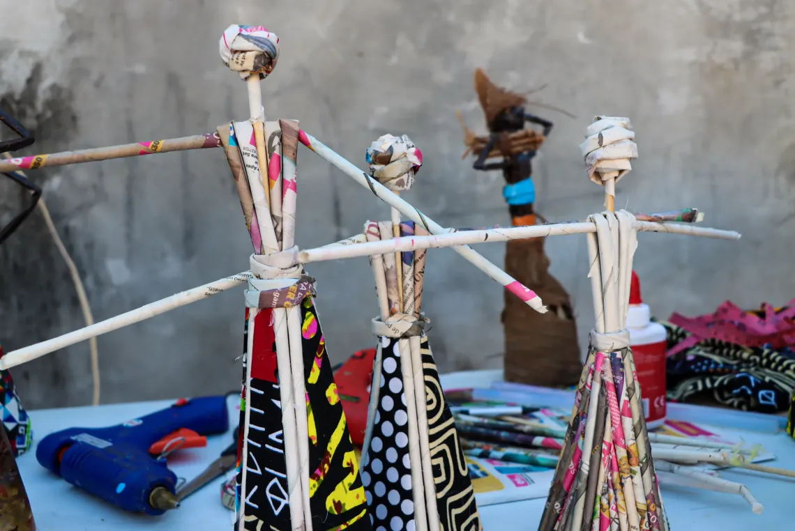 De jornais usados &agrave; Pr&eacute;mio Revela&ccedil;&atilde;o: a arte de Larah inspira solu&ccedil;&otilde;es para o ambiente.