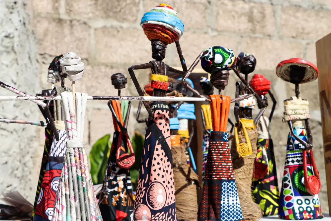 De jornais usados &agrave; Pr&eacute;mio Revela&ccedil;&atilde;o: a arte de Larah inspira solu&ccedil;&otilde;es para o ambiente.
