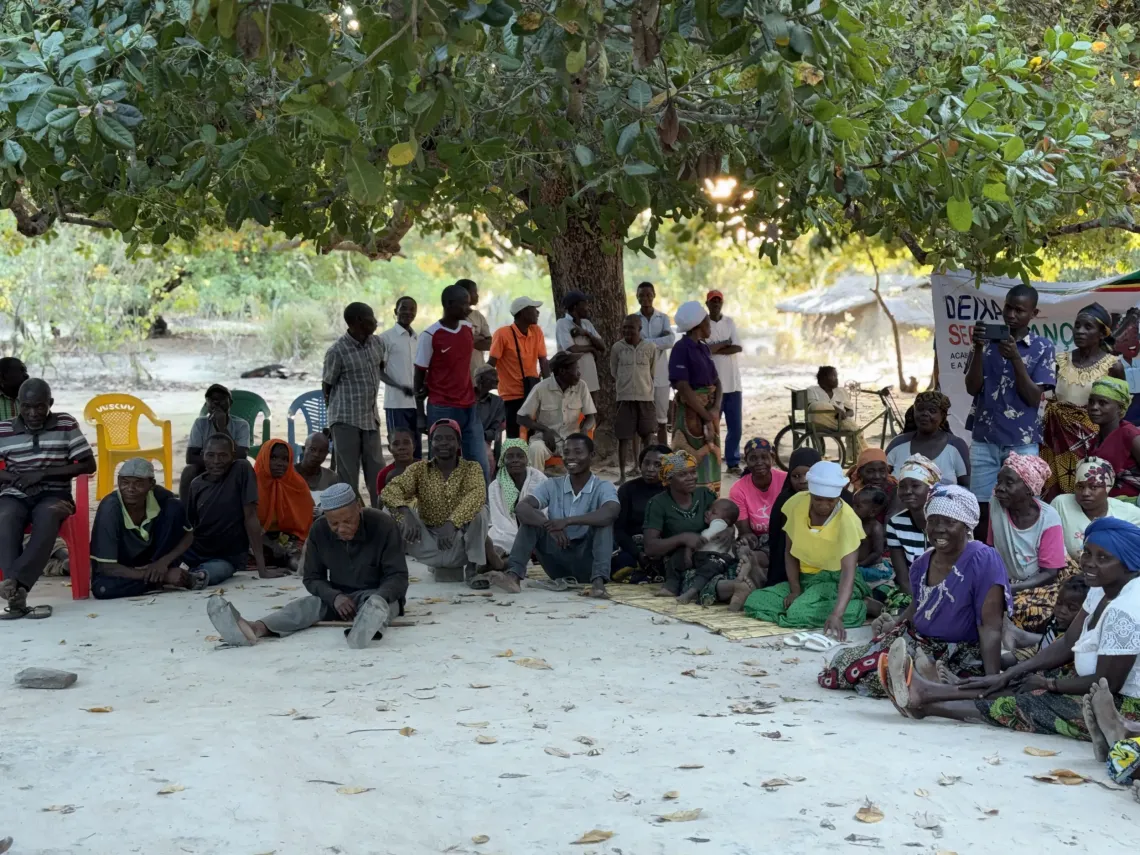 Parents and community members gather for a UNICEF-supported dialogue on child marriage in Monapo District, Nampula Province. 