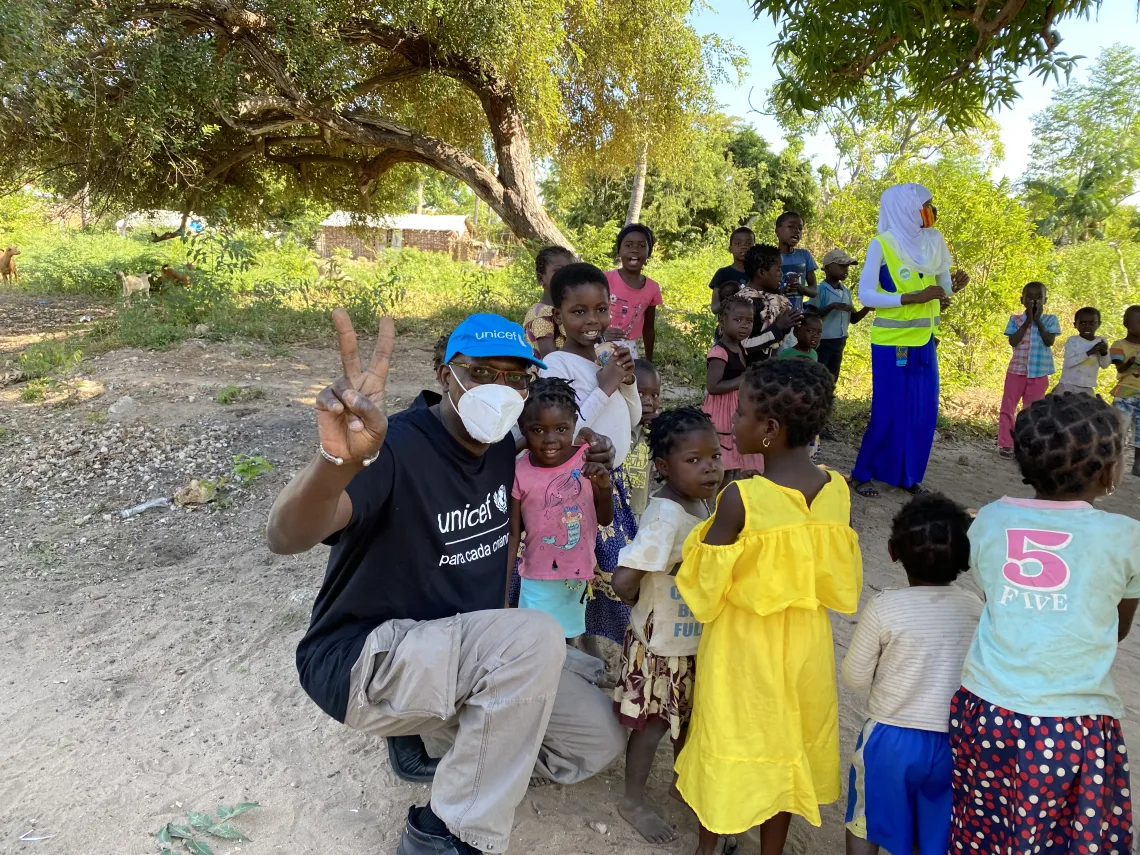 Na semana passada, estive em Cabo Delgado, em Mo&ccedil;ambique, onde 700.000 pessoas foram deslocadas pela insurrei&ccedil;&atilde;o, quase metade das quais crian&ccedil;as. 