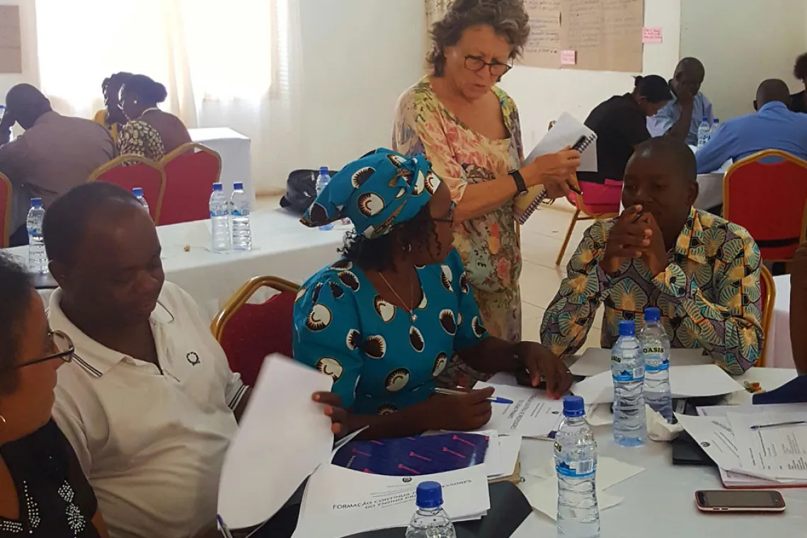 Martha Ostertag com formadores de professores em Mo&ccedil;ambique