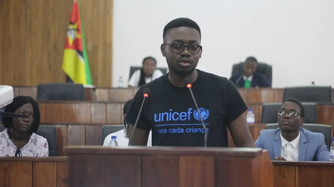 Abel Voabil fazendo um discurso no Parlamento de Mo&ccedil;ambique
