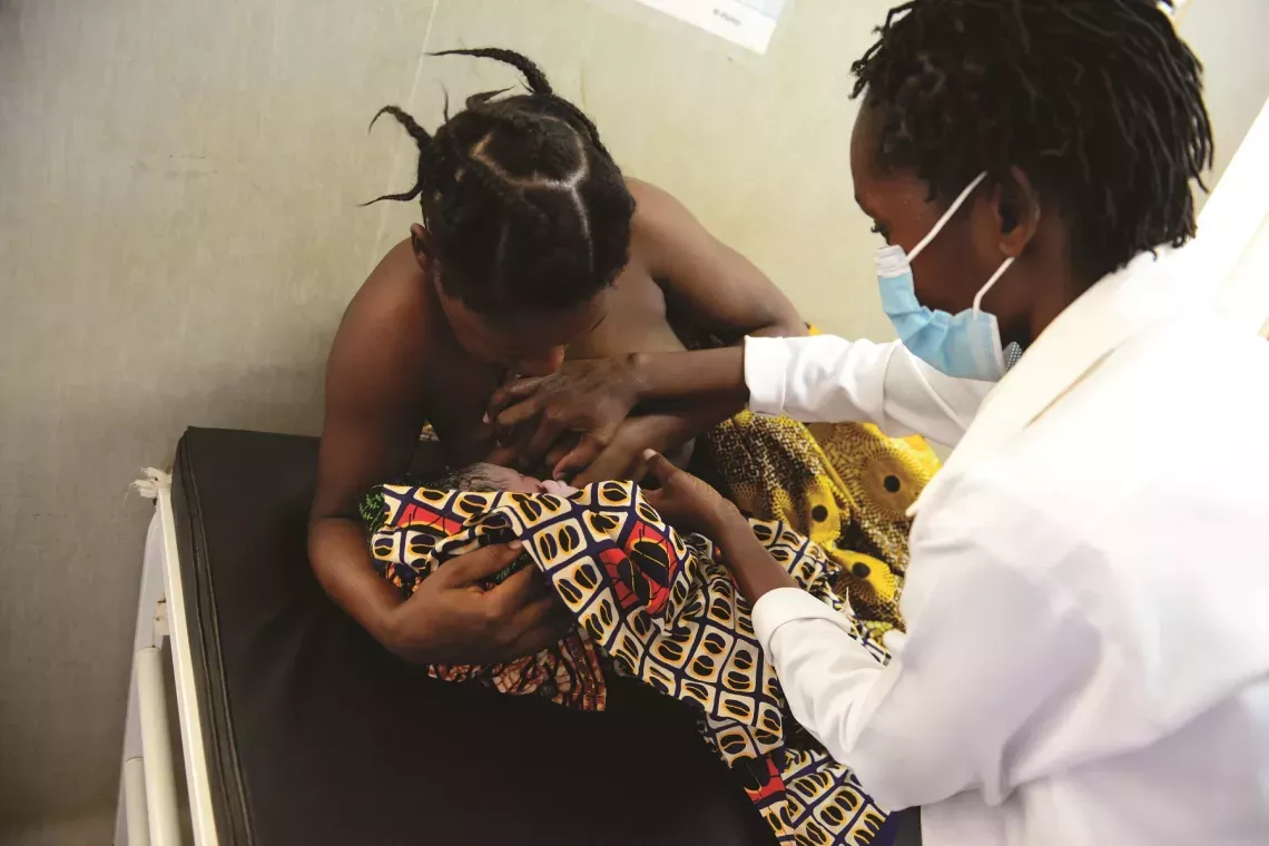 With support from partners, UNICEF works closely with the Government of Mozambique to strengthen health systems, especially at the subnational level. UNICEF prioritizes: