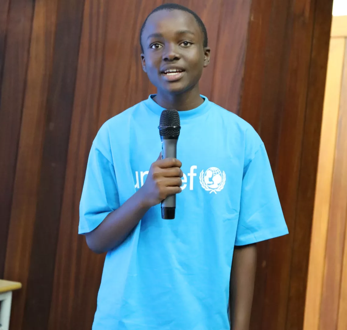 Weiss Pambe, tem 14 anos de idade, é da cidade de Maputo, é apresentador e repórter do programa infanto-juvenil Roda Viva na Televisão de Moçambique (TVM) e deputado do Parlamento Infantil à nível da Cidade de Maputo. Weiss quer ajudar a reduzir o casamento prematuro.