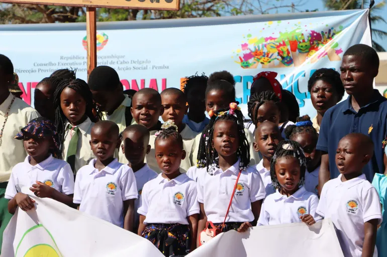 A prov&iacute;ncia de Cabo Delgado assinalou o Dia Internacional da Crian&ccedil;a com uma cerim&oacute;nia oficial realizada no distrito de Chi&uacute;re, dirigida pela Esposa do Governador da Prov&iacute;ncia, Edna Tauabo. O evento reuniu representantes do Governo, parceiros de coopera&ccedil;&atilde;o, organiza&ccedil;&otilde;es da sociedade civil, l&iacute;deres comunit&aacute;rios e crian&ccedil;as provenientes de diferentes escolas e comunidades do distrito.