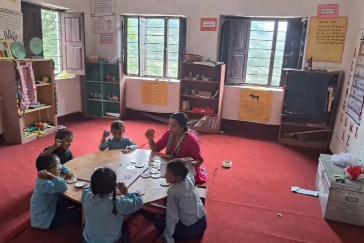 A group of children together with their teacher in the classroom 