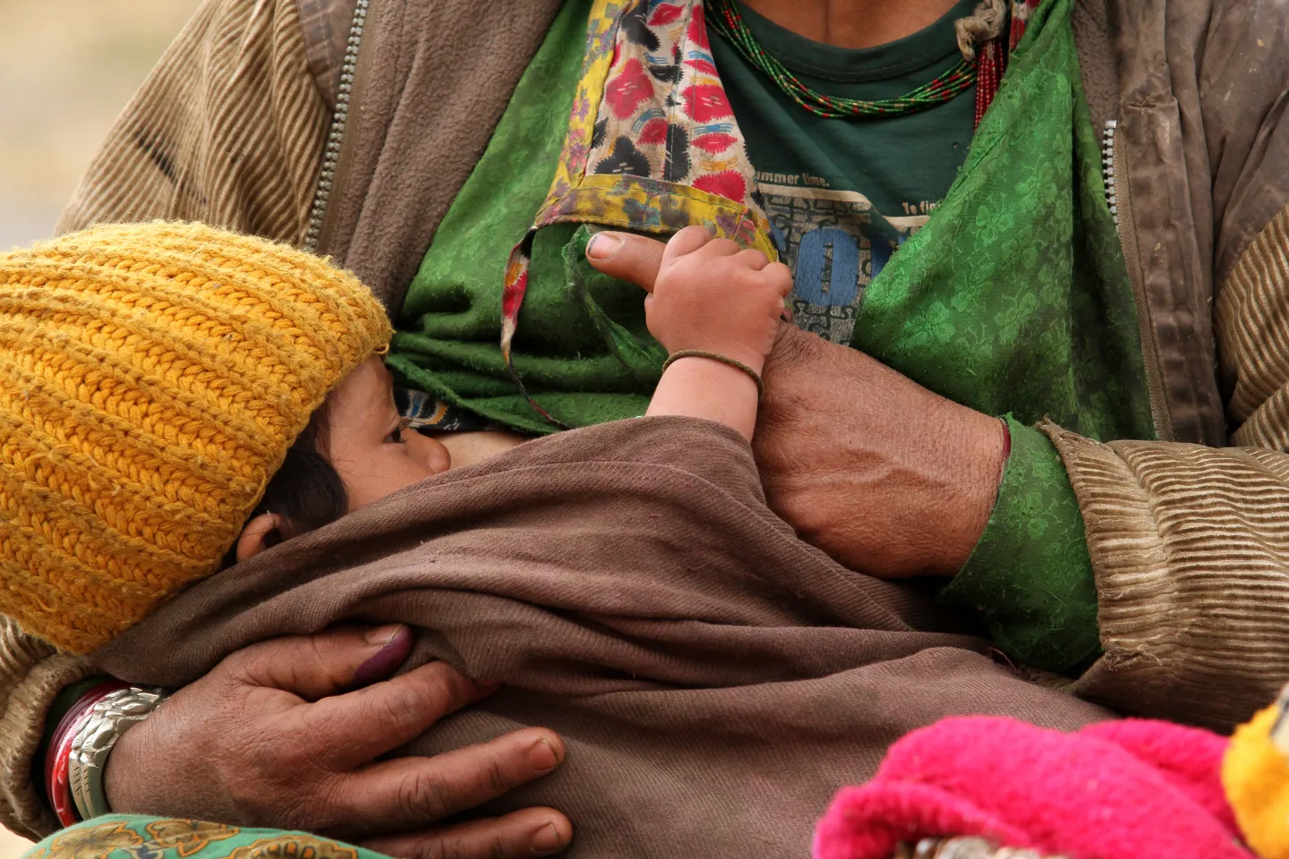 नवजातलाई शिशु जन्मिएको एक घण्टाभित्र नै आमाको दूध  किन खुवाउनु पर्दछ ?