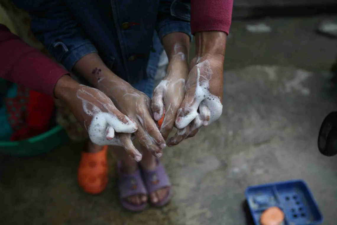 खाना खानु अघि र पछि, दिसा पिसाब वा चर्पीको प्रयोग गरीसकेपछि साबुनपानीले मिचीमिची हात धोएर देखाउने र धोइदिनुपर्छ