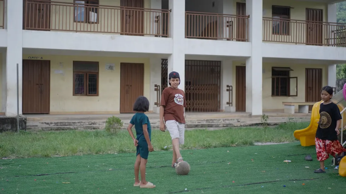 swostsik with other children at the shelter