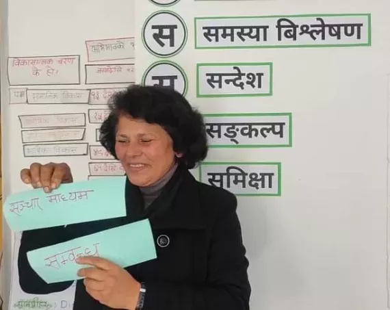 A woman showing flip cards