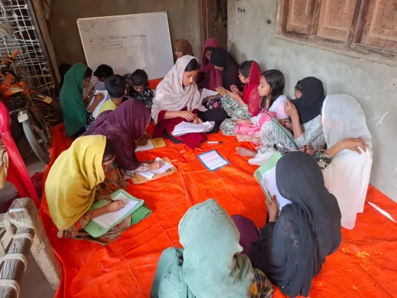 Ruksana leading an ALP class to out-of-school girls in her local CLC