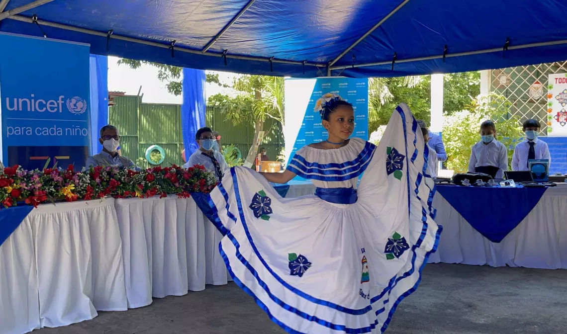 Estudiante realiza baile cultural