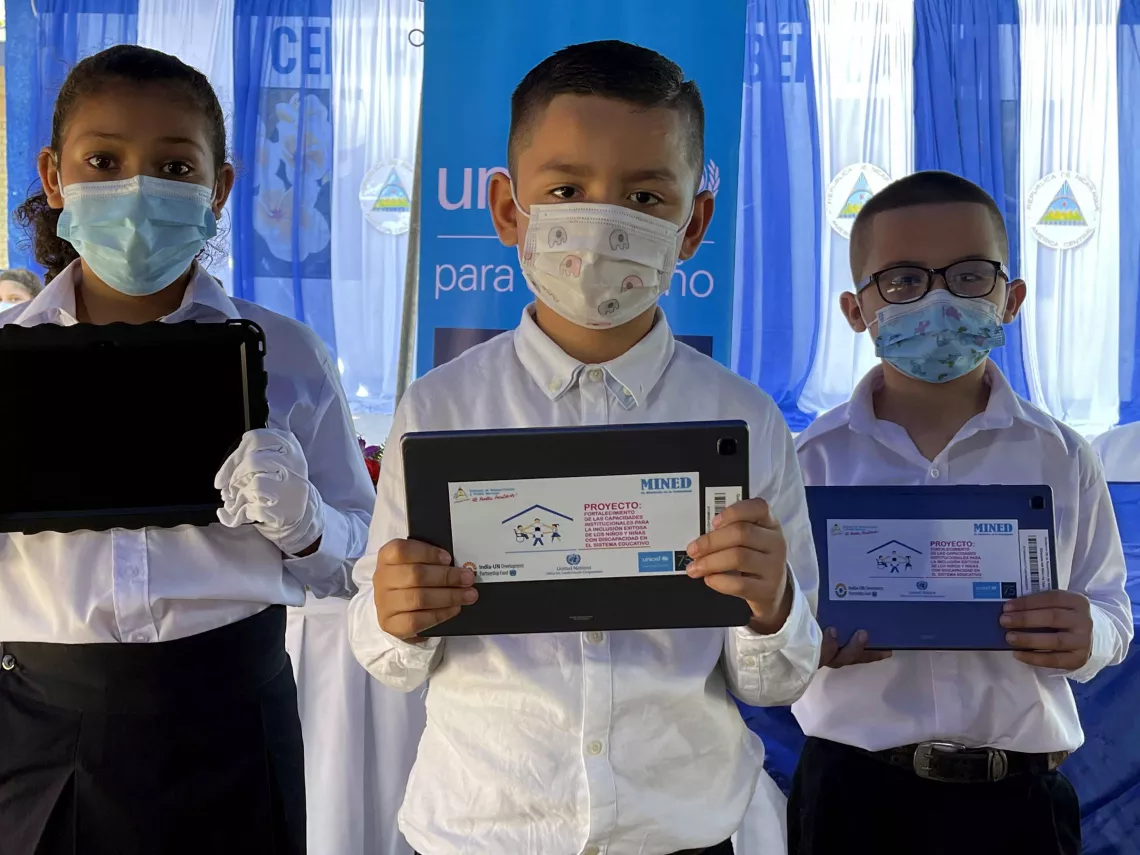 equipo tecnol&oacute;gico escuelas