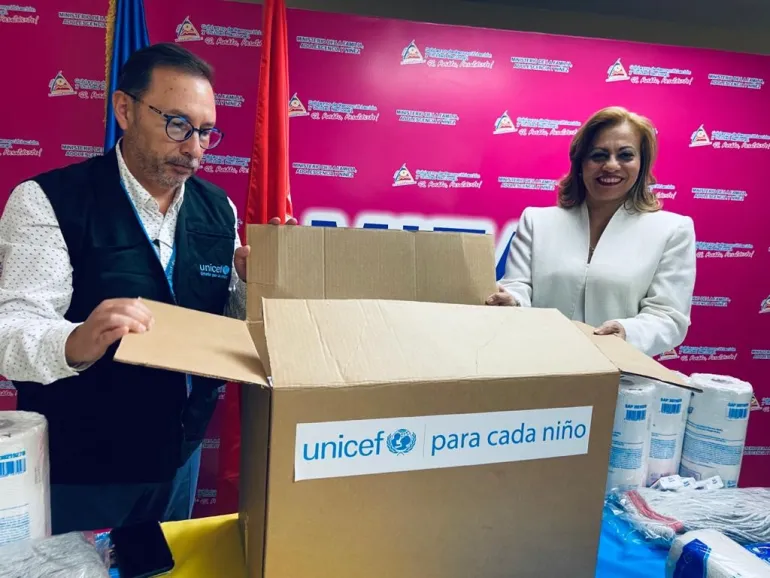 UNICEF entrega suministros 