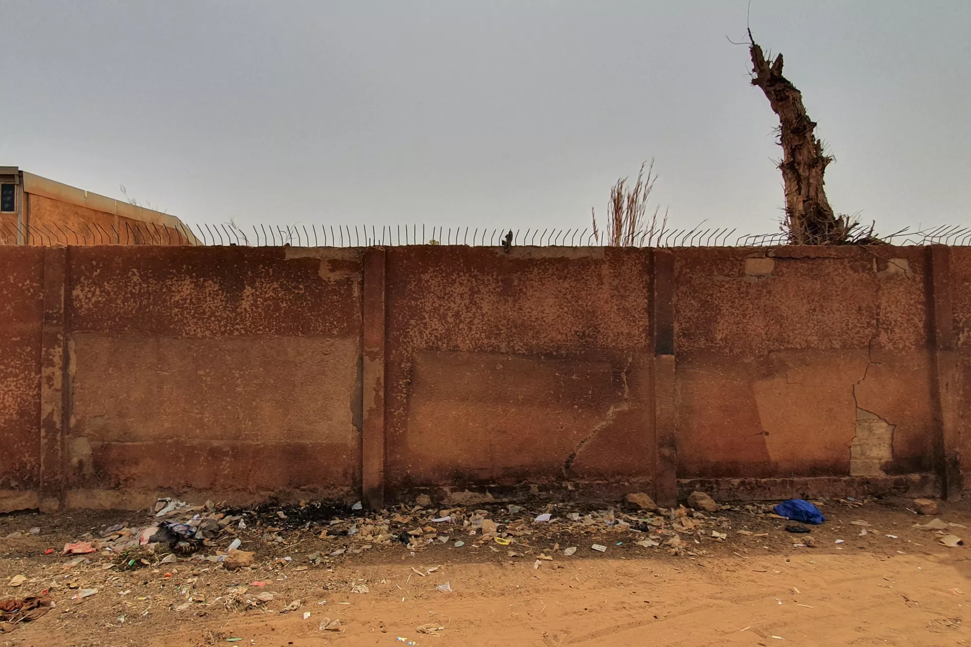 The contours of the blackboards on the wall to which the classrooms from straw were built.
