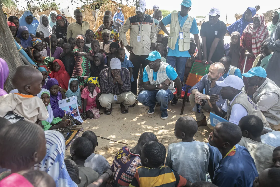 Quel &eacute;tait l&rsquo;objet de votre visite au Niger ?    Nous avons pass&eacute; trois jours sur le terrain &agrave; Diffa, puis &agrave; Ouallam, dans la r&eacute;gion de Tillaberi, &agrave; visiter des centres de sant&eacute;, &agrave; rencontrer les gens que l&rsquo;on essaie d&rsquo;aider, et notamment les personnes d&eacute;plac&eacute;es et r&eacute;fugi&eacute;es, et les populations h&ocirc;tes.   Il s&rsquo;agissait d&rsquo;essayer de comprendre la situation sur place, d&rsquo;entendre la perspective des communaut&eacute;s qui nous ont rapport&eacute; que la situation s&eacute;curitaire semble s&rsquo;&ecirc;tre un peu calm&eacute;e, ce qui permet &agrave; ceux qu