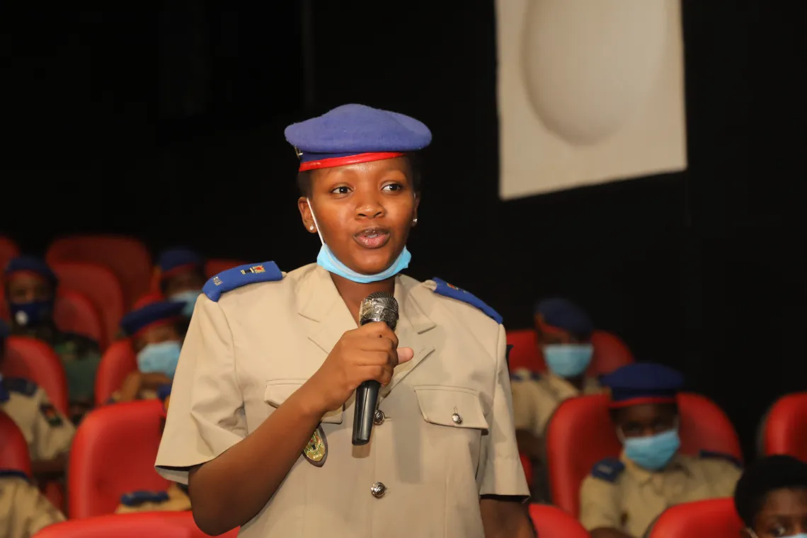 Une jeune &eacute;l&egrave;ve du Prytan&eacute;e militaire de 16 ans a soulign&eacute; avoir eu la chance de pouvoir poursuivre ses &eacute;tudes alors qu&rsquo;au Niger un quart des filles sont mari&eacute;es avant l&rsquo;&acirc;ge de 15 ans.