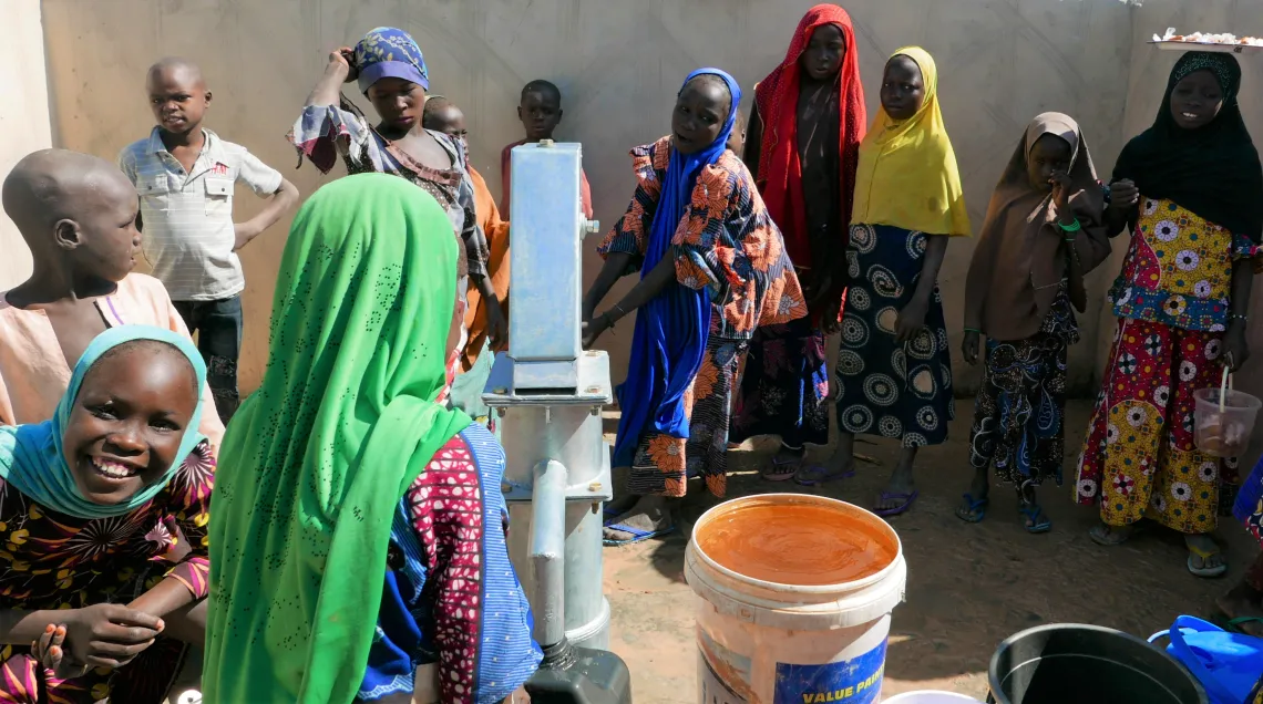  Les m&eacute;nages ont acc&egrave;s &agrave; des pompes &agrave; eau, qui devraient ensuite &ecirc;tre am&eacute;nag&eacute;es en mini-AEP.