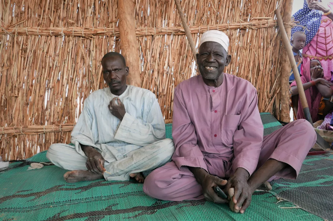 Le chef du villlage Mamadou Kiari Adji, &agrave; droite, n&rsquo;avait jamais quitt&eacute; Lada.
