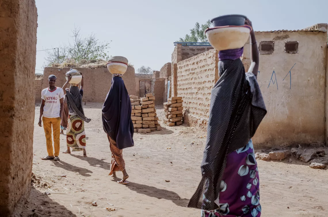 Des femmes marchent dans la rue &agrave; Malbaza