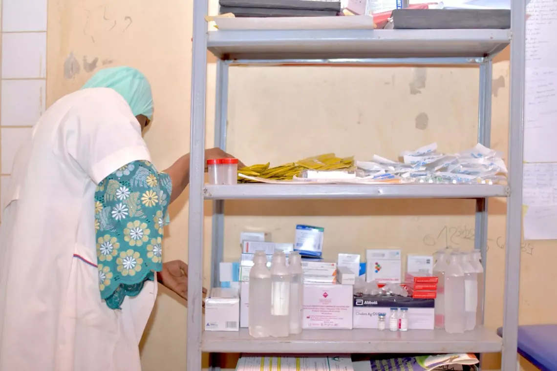 Dans la petite localit&eacute; de Boubon, au c&oelig;ur de la r&eacute;gion de Tillab&eacute;ry, le centre de sant&eacute; int&eacute;gr&eacute;, comme partout au Niger, est un pilier essentiel pour les communaut&eacute;s. Madame Hassana, infirmi&egrave;re et responsable du centre, veille quotidiennement au bon d&eacute;roulement des activit&eacute;s. Ce matin encore, avec son &eacute;quipe, elle travaille  &agrave; ranger les m&eacute;dicaments et intrants re&ccedil;us la veille du District Sanitaire de Kollo, qui supervise l&rsquo;approvisionnement des centres de sant&eacute; de la zone.&laquo; Ces m&eacute;dicaments sont essentiels