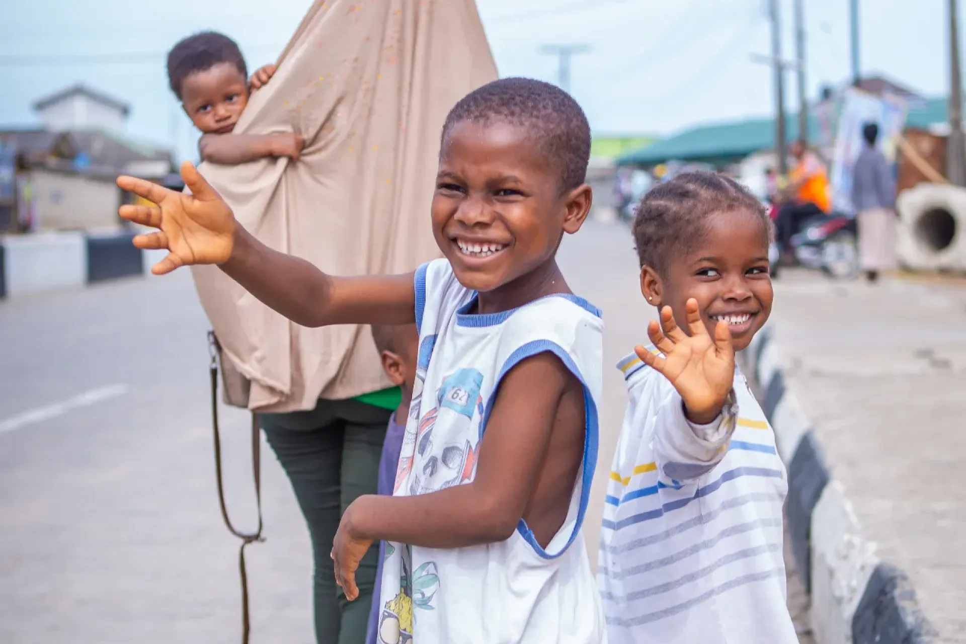 Children waving their hands 