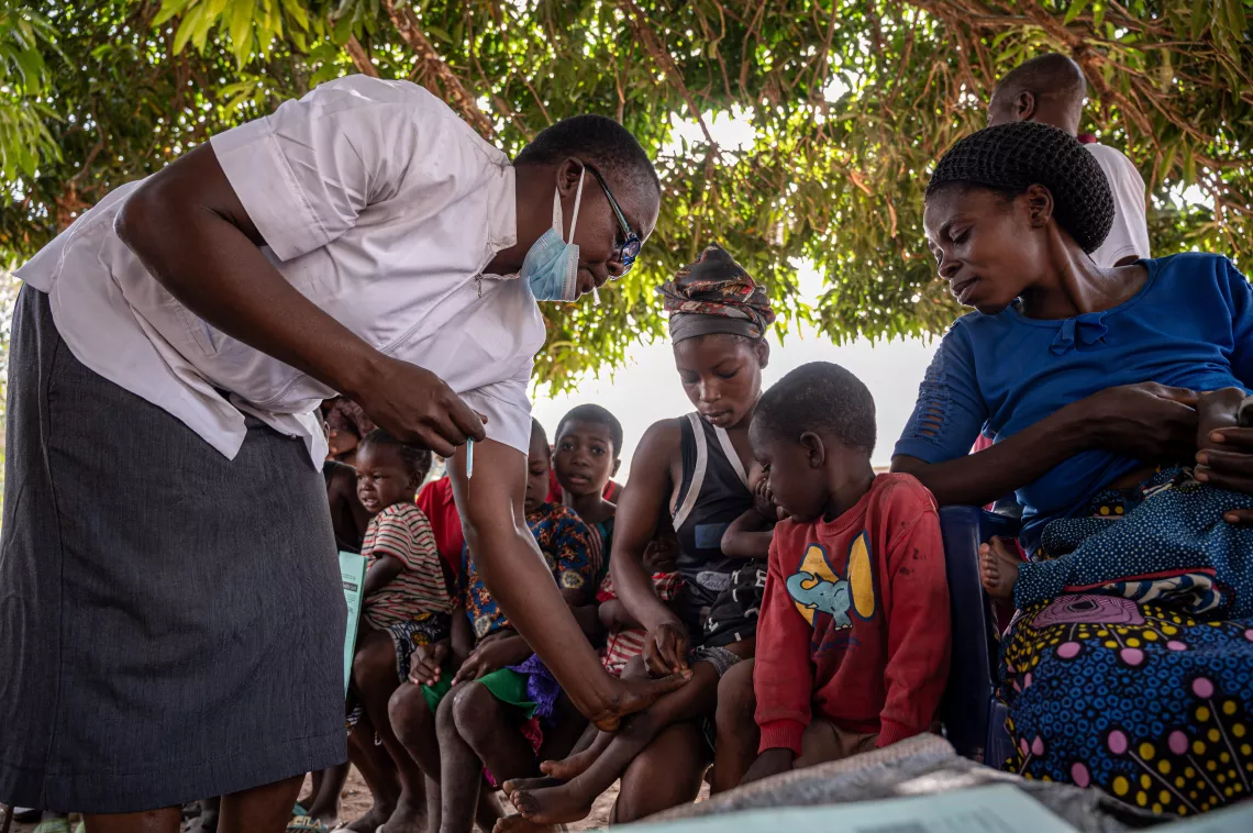 A nurse in the process of vaccinating a child in Benue