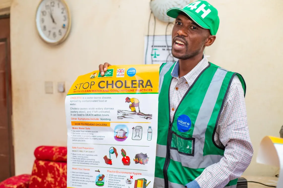 A UNICEF-supported Mama2mama member conducts sensitization about cholera in Toro, Bauchi State.