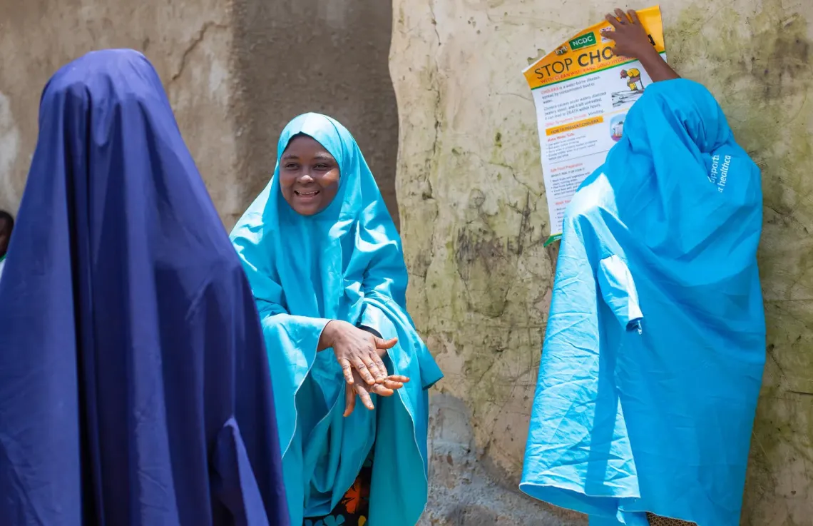 A UNICEF-supported Mama2mama member conducts sensitization about cholera in Toro, Bauchi State.