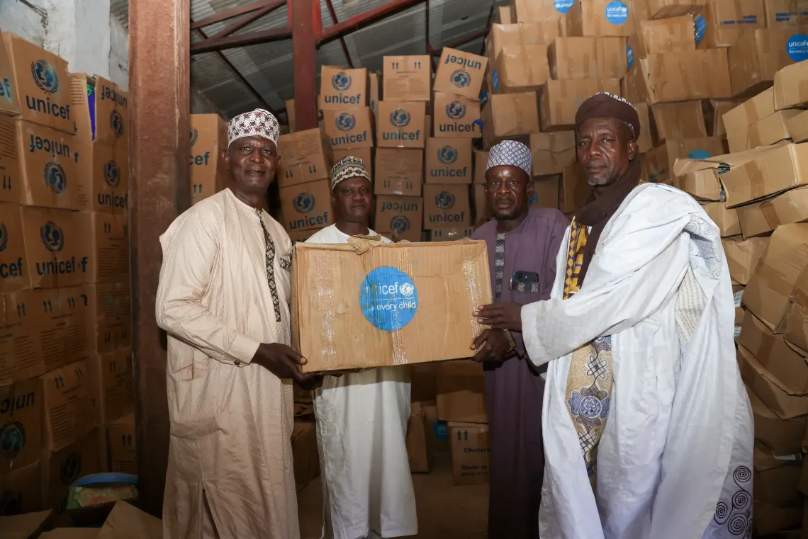 Handover of cholera kits