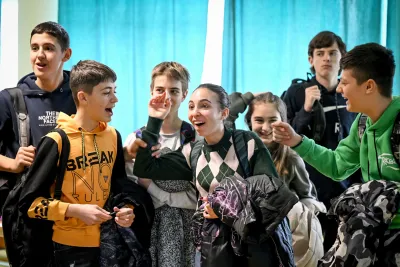 Nx&euml;n&euml;s adoleshent&euml; q&euml; flasin dhe qeshin n&euml; nj&euml; klas&euml;