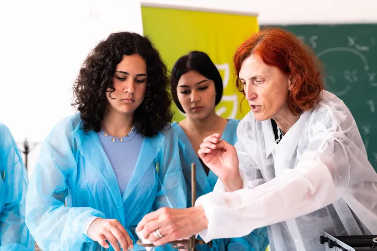 VET students conducting labaratory experiments 