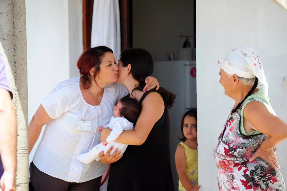 Infermierja e patronazhit e viziton një familje në fshatin Arbanashko. UNICEF i ndihmon vazhdimisht infermieret kujdestare për të marrë njohuri shtesë që të ofrojnë këshilla dhe kujdes për nënat dhe të porsalindurit. 
