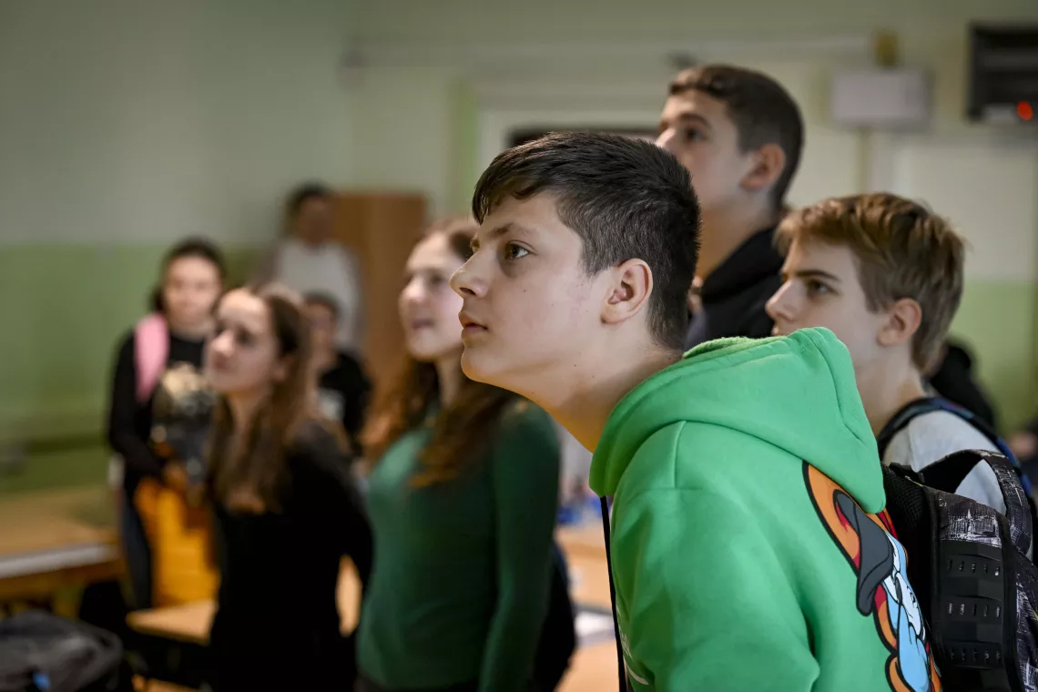Учениците со нетрпение чекаат да ги видат резултатите од задачите на часот по математика во ОУ “Блаже Конески“ во Прилеп. 