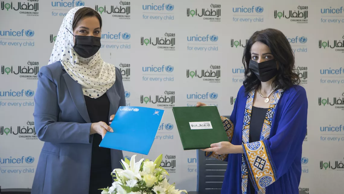 لنا الوريكات ممثلة اليونيسف و صاحبة السمو السيدة منى آل سعيد رئيسة جمعية الأطفال أولاً
