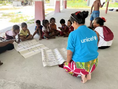 Ngaouea Neemia, WASH Officer at UNICEF Pacific, during a CLTS session with children in Kiritimati. 