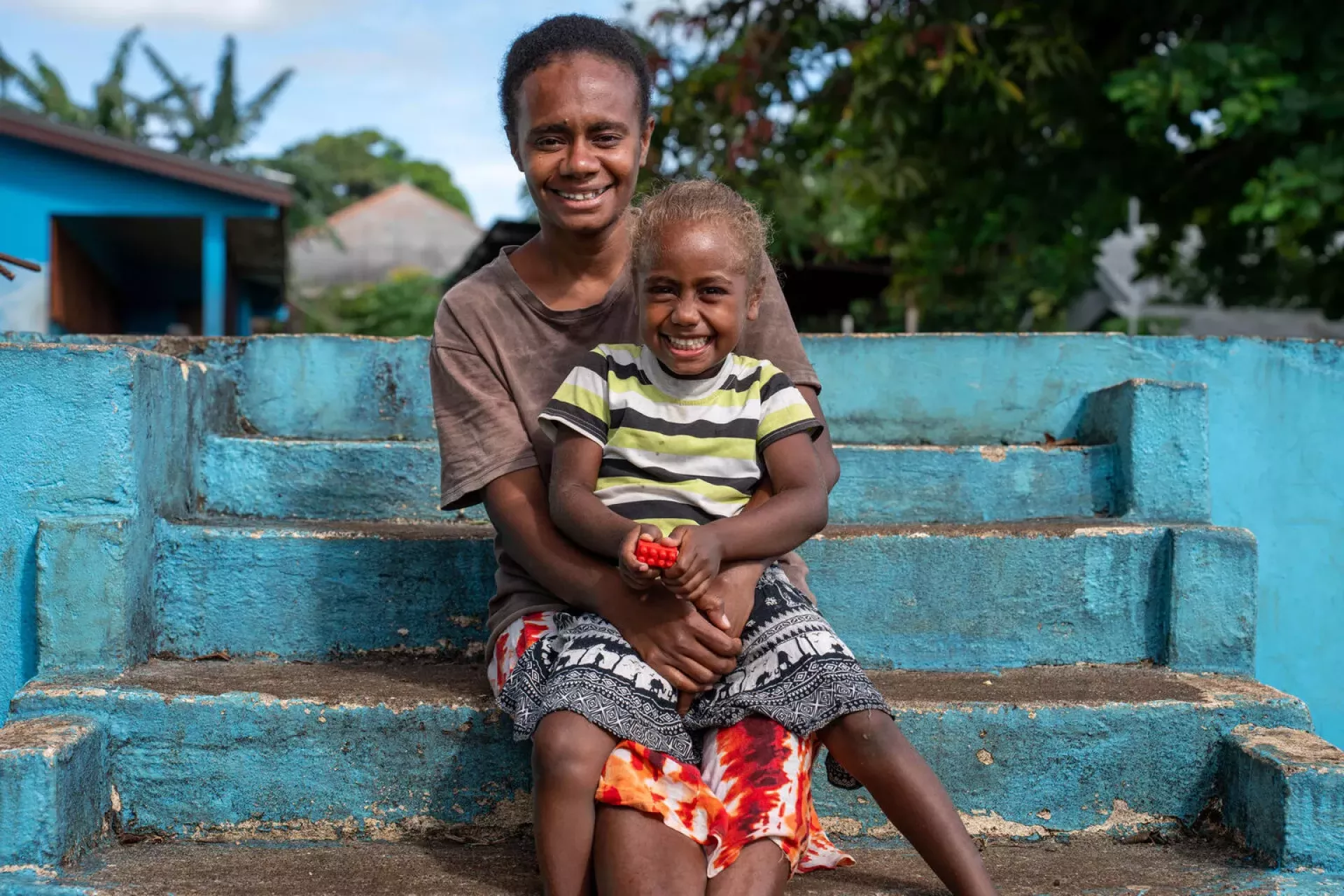 Mother of 4, Reianna, with her 5 year old daughter, Vabeth, in Vanuatu.