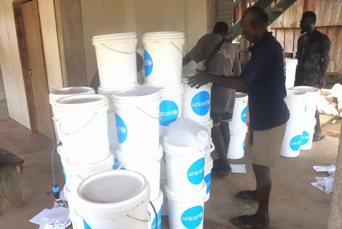 With water systems damaged across Simbo Island, families are relying heavily on rainwater as concerns over waterborne diseases grow. UNICEF and partners are supporting communities with water filtration buckets and hygiene promotion to help ensure access to safe drinking water. 