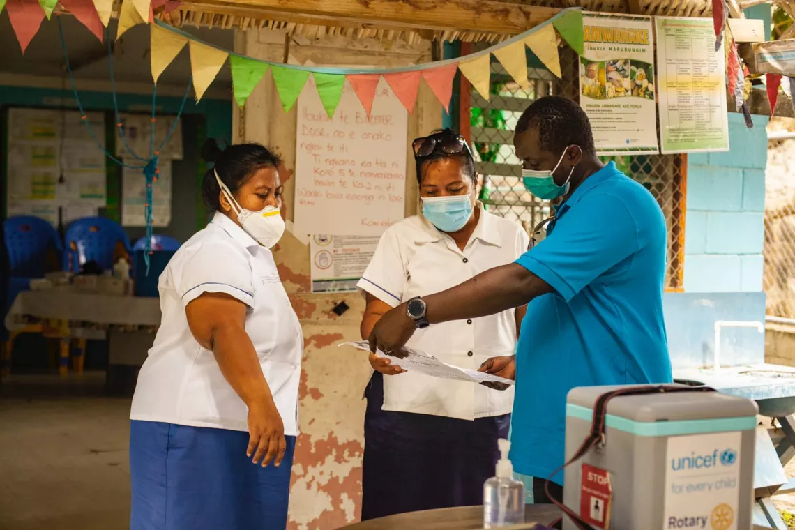 Ibrahim works together with i-Kiribati healthcare workers to ensure best protection of all children against vaccine-preventable diseases.