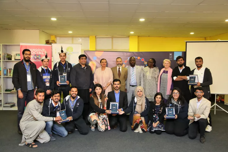 UNICEF and UNDP officials with the 5 winning teams