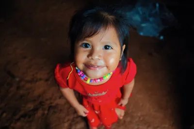 Ni&ntilde;a ind&iacute;gena sonriendo a camara