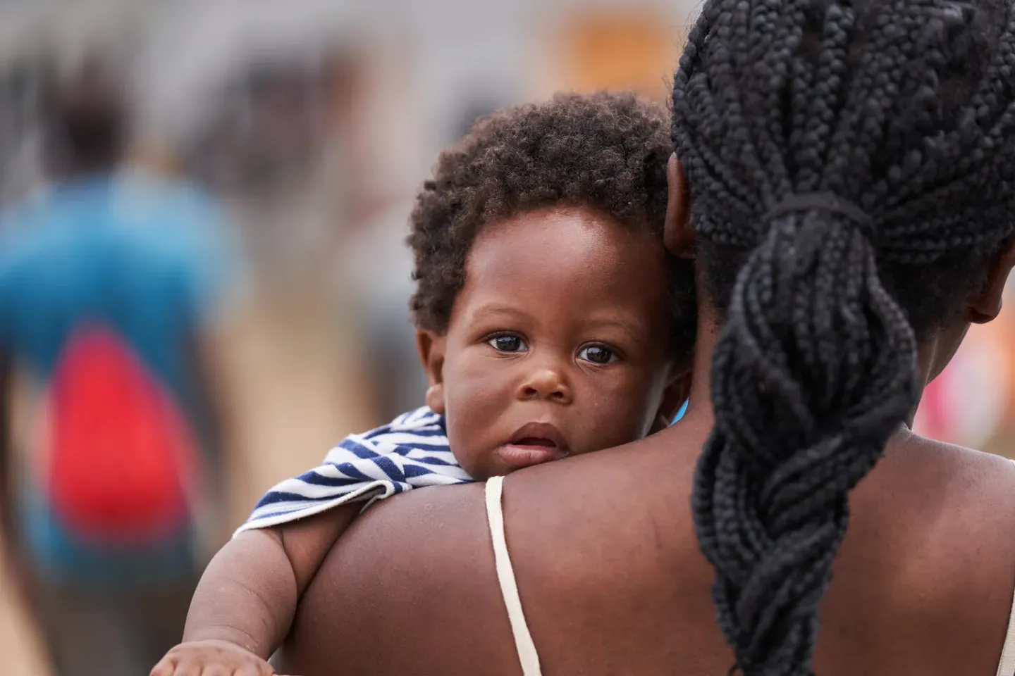 Una mujer sosteniendo a su hijo