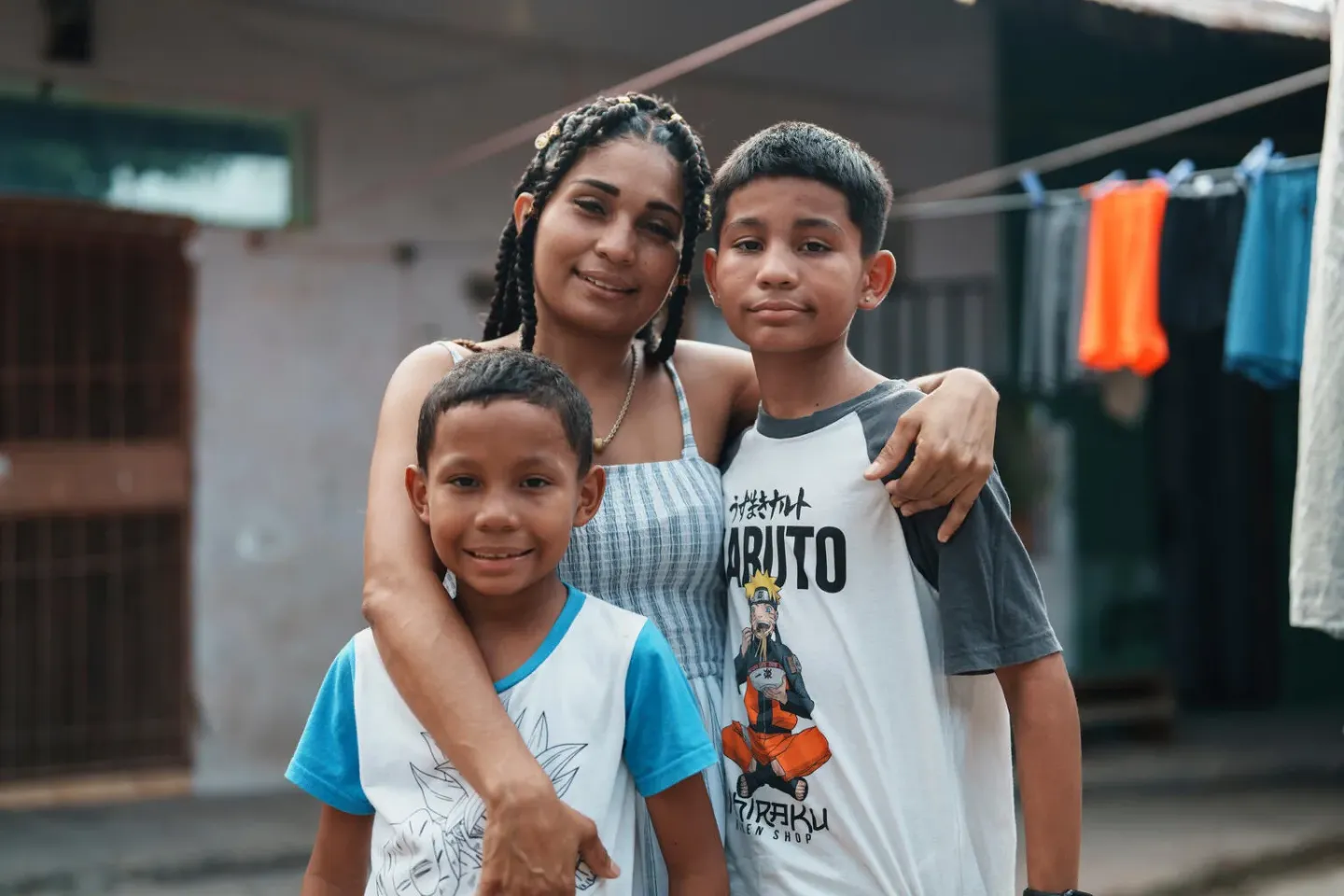 Karlos, 13, posa junto a su madre Velkis y su hermano menor afuera de su casa en el barrio de El Chorrillo en Ciudad de Panam&aacute;
