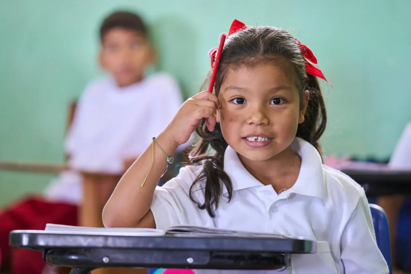 Una ni&ntilde;a en un sal&oacute;n de clases 