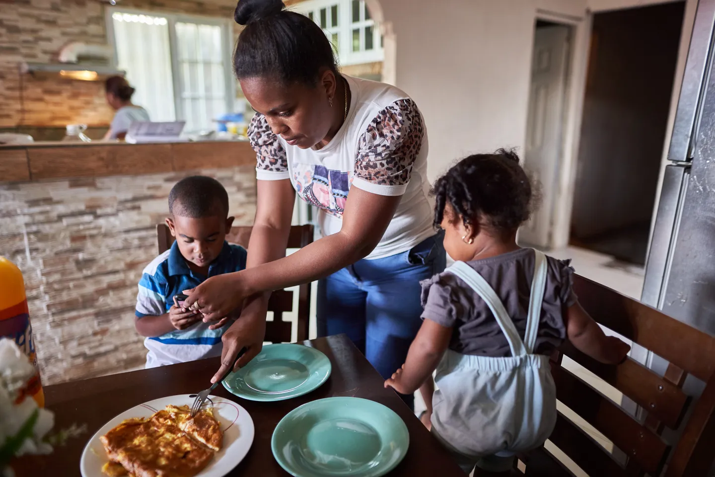 Milagros sirve el desayuno a sus hijos Damar (3) y Daymaris (18 meses) en su casa en Pedregal, Panam&aacute;.  