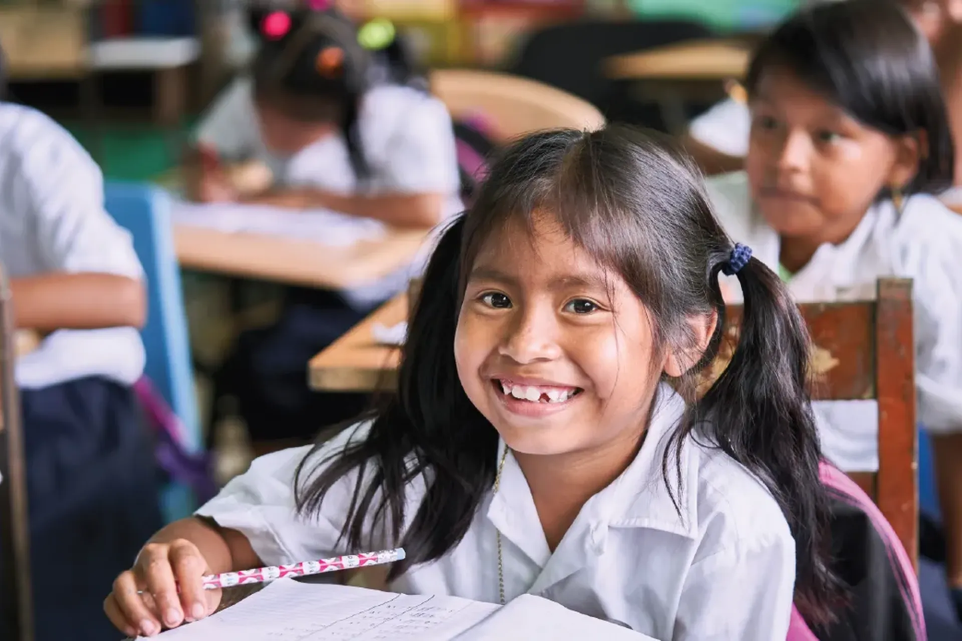 Una ni&ntilde;a en un sal&oacute;n de clases 