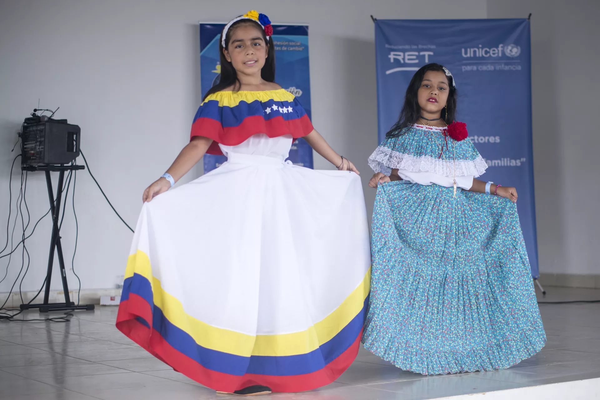 Aranza y Ana visten trajes t&iacute;picos de Venezuela y Panam&aacute;