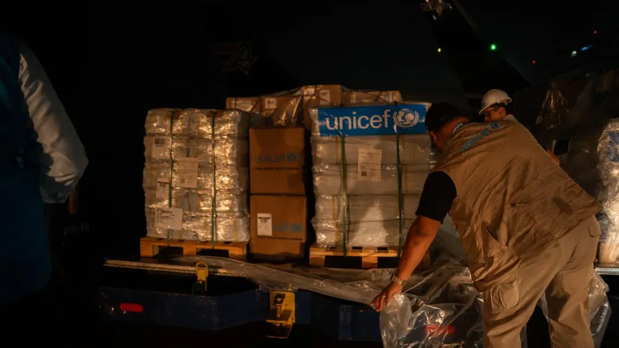 Un vuelo con 47 toneladas m&eacute;tricas de ayuda humanitaria, como parte de la respuesta de UNICEF ante los terremotos en Venezuela, aterriz&oacute; en el Aeropuerto Internacional de Maiquet&iacute;a Sim&oacute;n Bol&iacute;var.