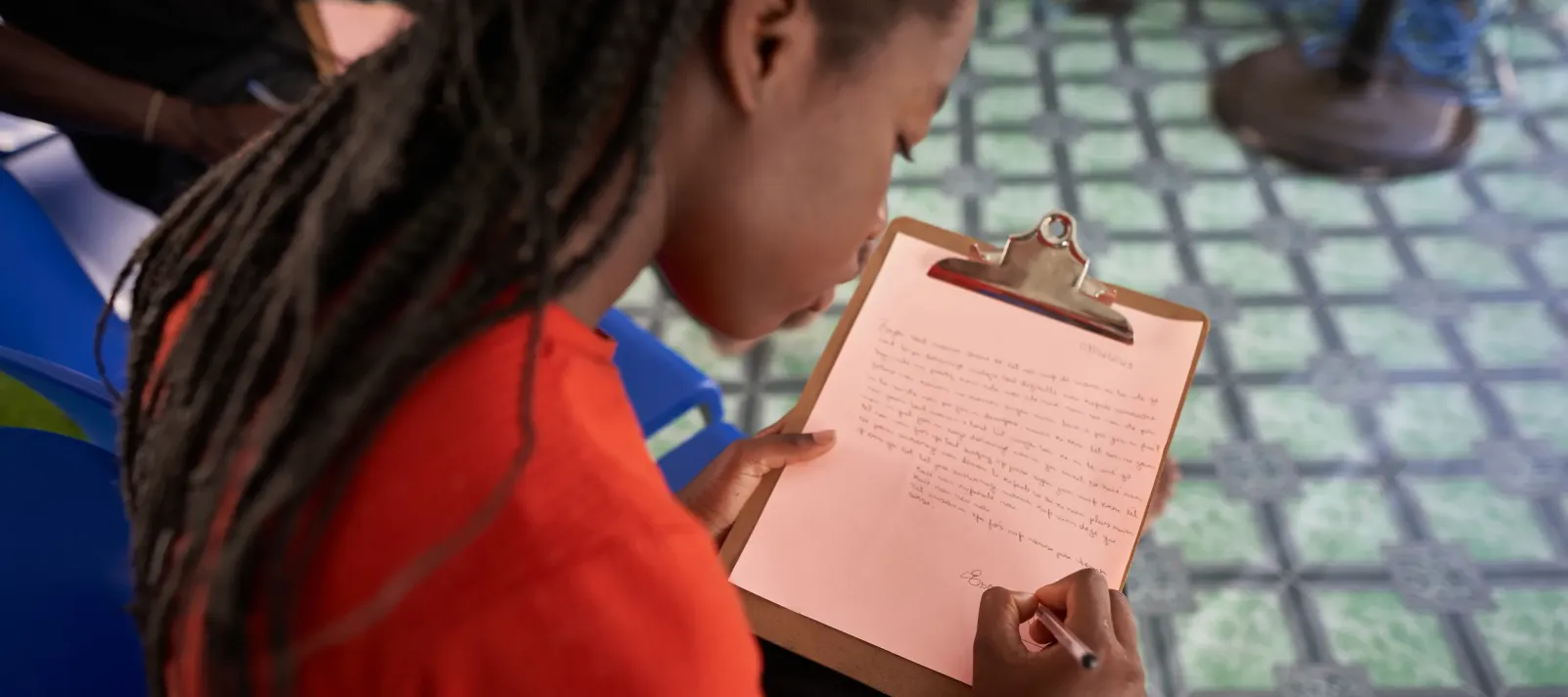 Una ni&ntilde;a escribiendo en un papel